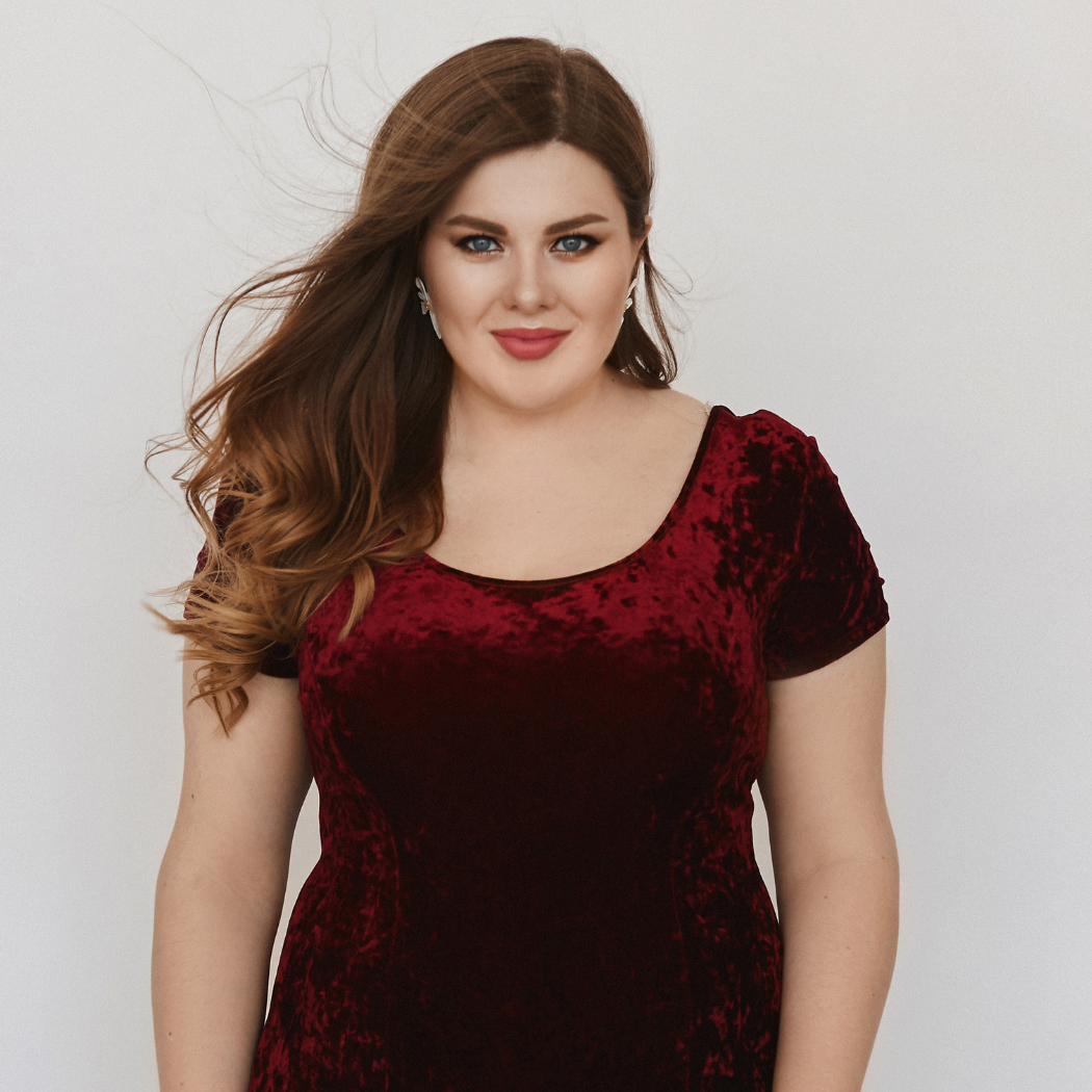 Jakie sukienki wieczorowe dla puszystych? Idealne kroje w rozmiarze plus size